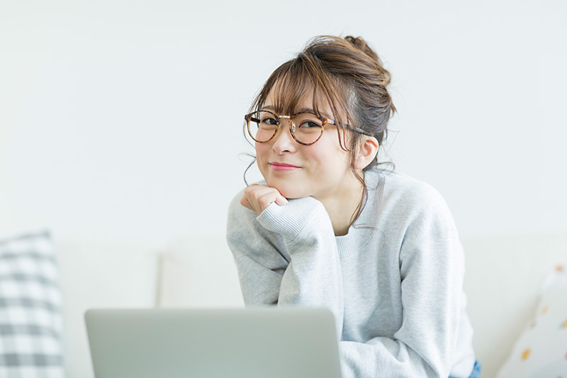 PC作業が終わり嬉しそうな女性