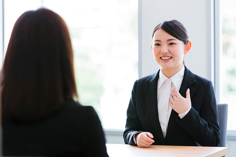 転職活動で面接を受ける女性