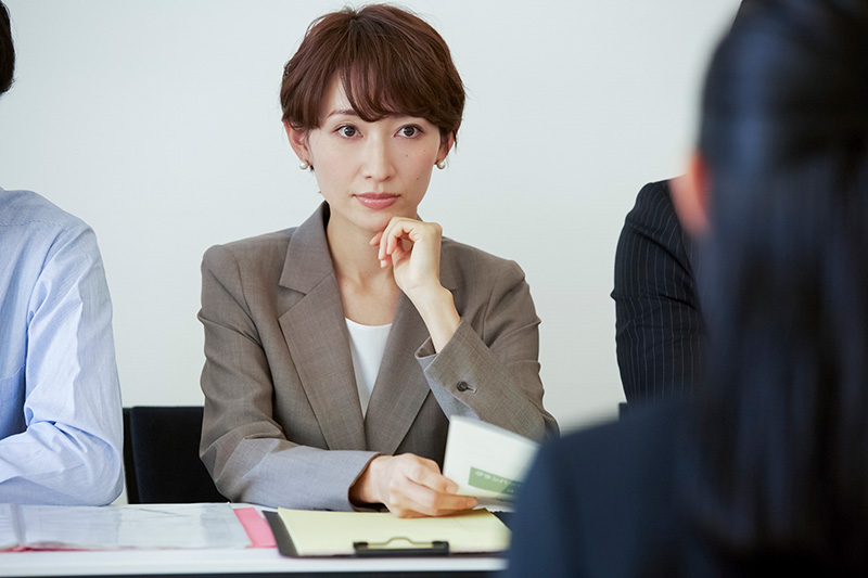 じっと見つめる面接官