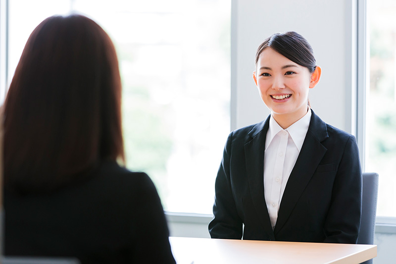 笑顔で面接を受ける女性